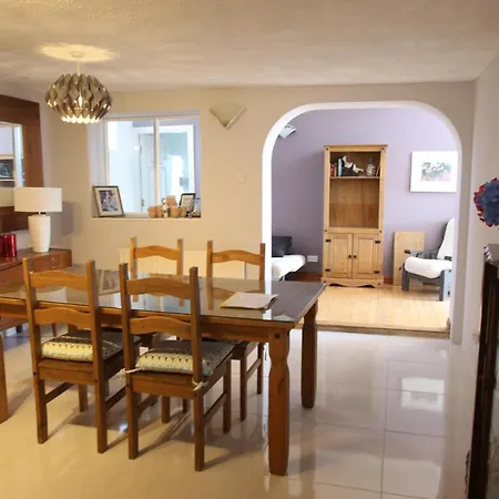 דירה Errismore House